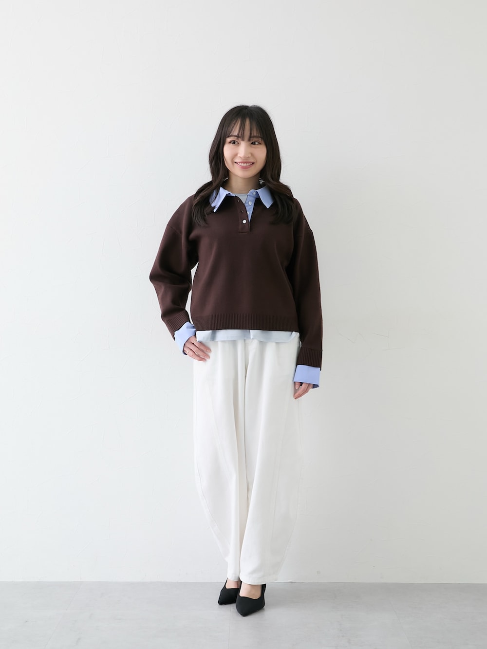ブルー系のTシャツ/カットソーを着用したレディースの秋コーディネートの3枚目の写真