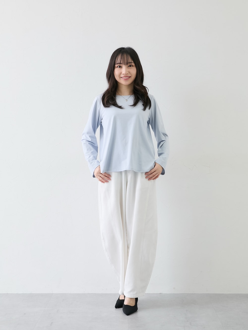 ブルー系のTシャツ/カットソーを着用したレディースの秋コーディネートの2枚目の写真