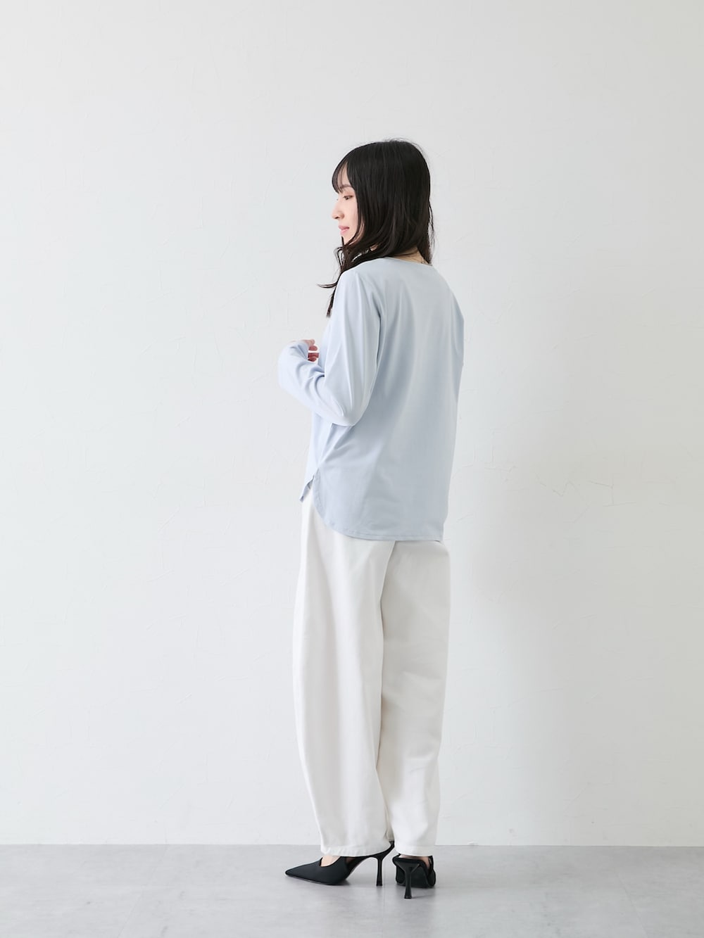 ブルー系のTシャツ/カットソーを着用したレディースの秋コーディネートの4枚目の写真