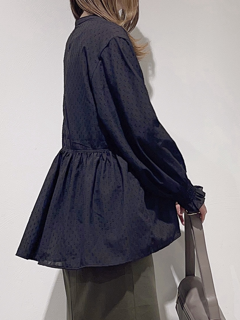 ブラック系のシャツ/ブラウス、ブラック系のTシャツ/カットソー、ブラウン系のショルダーバッグを着用したレディースの秋コーディネートの5枚目の写真