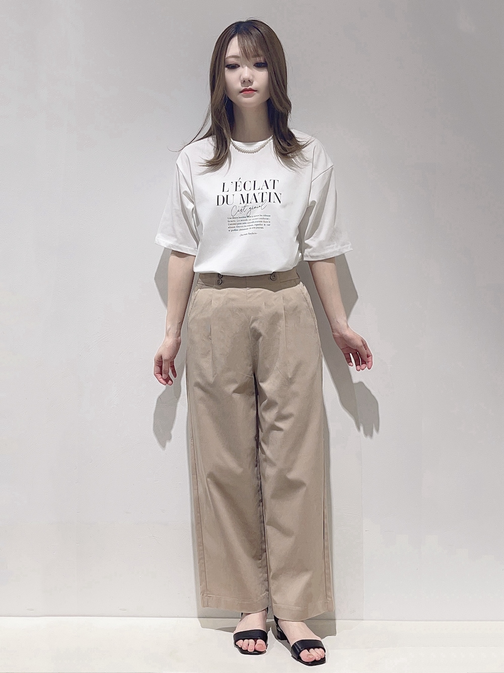 ブラック系のブルゾン、ホワイト系のTシャツ/カットソー、ベージュ系のその他パンツを着用したレディースの春コーディネートの4枚目の写真