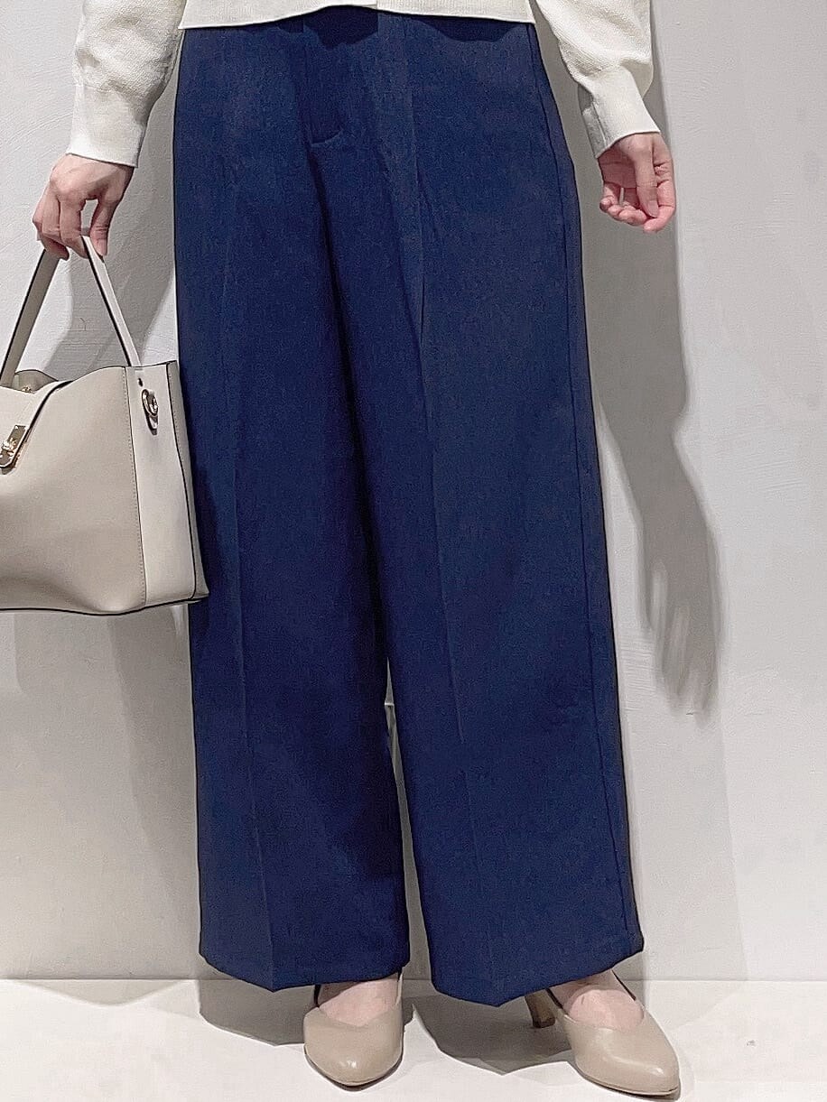 ホワイト系のカーディガン/ボレロ、ブルー系のその他パンツ、グレー系のハンドバッグを着用したレディースの春コーディネートの6枚目の写真