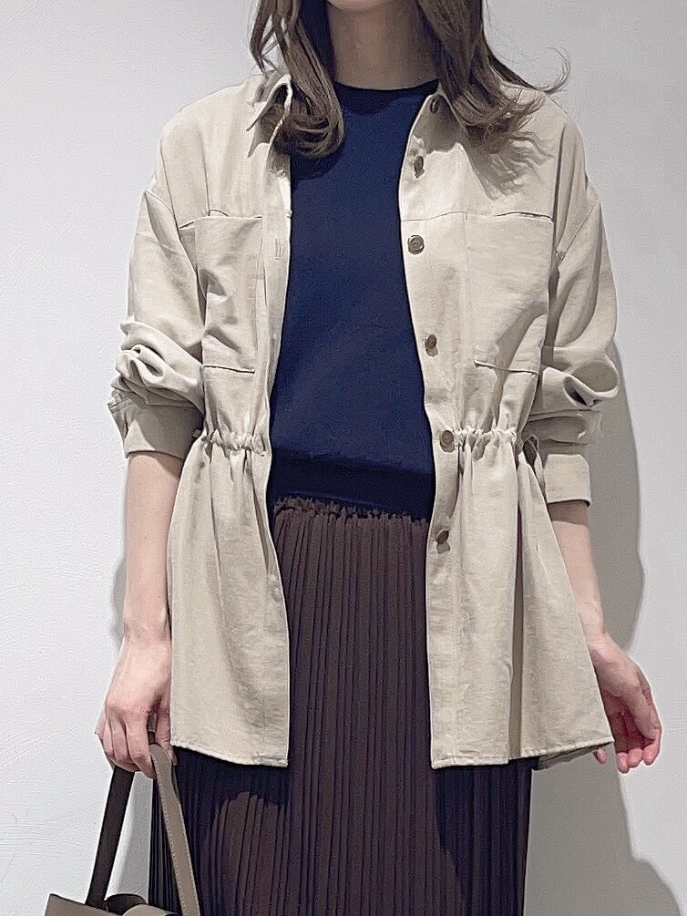 ベージュ系のシャツ/ブラウス、ブラック系のニット/セーター、ブラウン系のスカートを着用したレディースの秋コーディネートの5枚目の写真