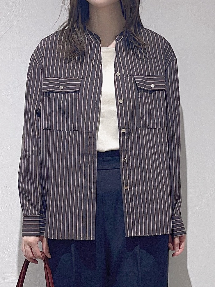 ブルー系のシャツ/ブラウス、ホワイト系のTシャツ/カットソー、ブラック系のその他パンツを着用したレディースの秋コーディネートの4枚目の写真