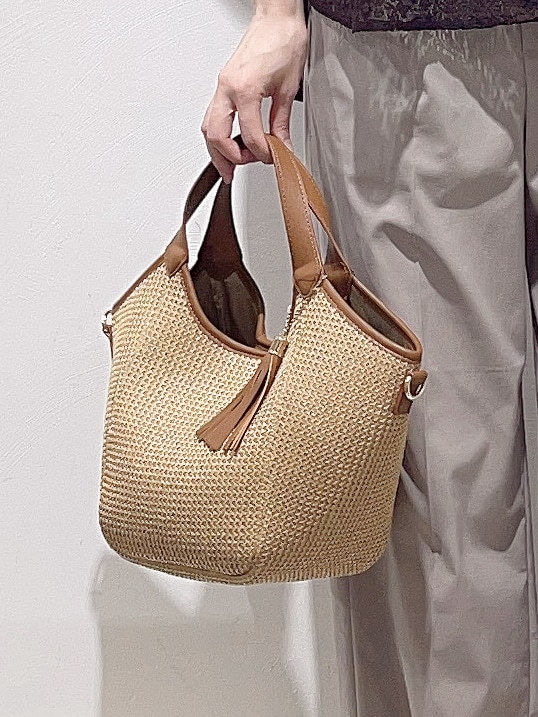 ブラウン系のシャツ/ブラウス、ホワイト系のタンクトップ、ベージュ系のその他パンツを着用したレディースの夏コーディネートの7枚目の写真