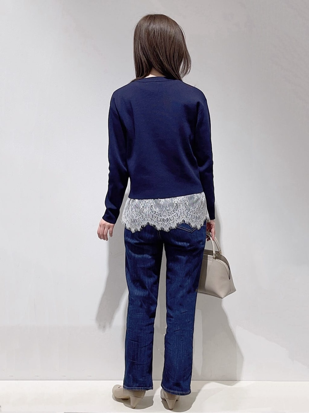 ベージュ系のブルゾン、ブルー系のカーディガン/ボレロ、ホワイト系のTシャツ/カットソーを着用したレディースの春コーディネートの6枚目の写真