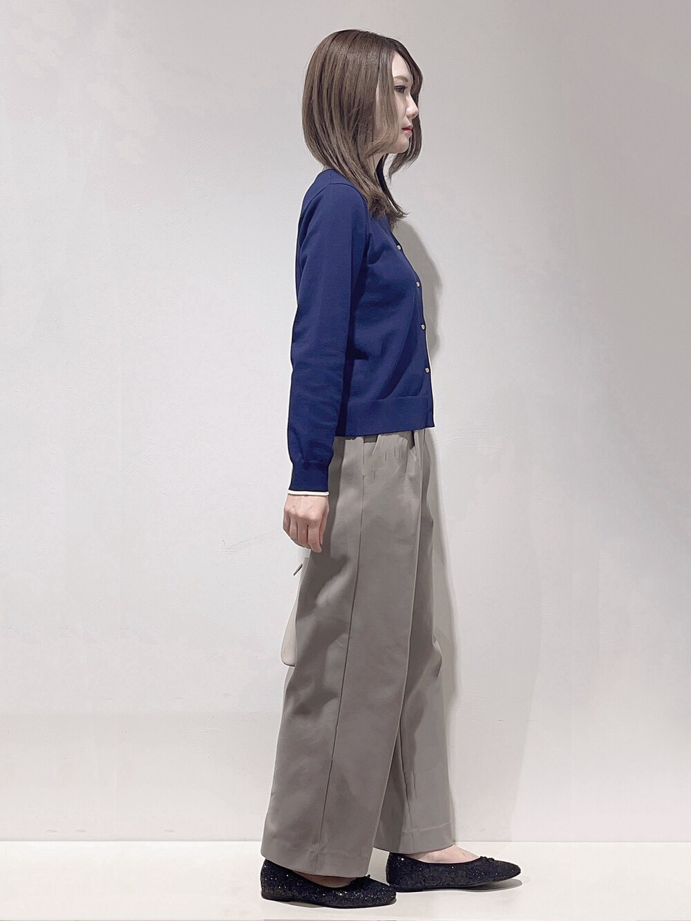 ブルー系のカーディガン/ボレロ、グレー系のその他パンツ、グレー系のトートバッグを着用したレディースの春コーディネートの2枚目の写真