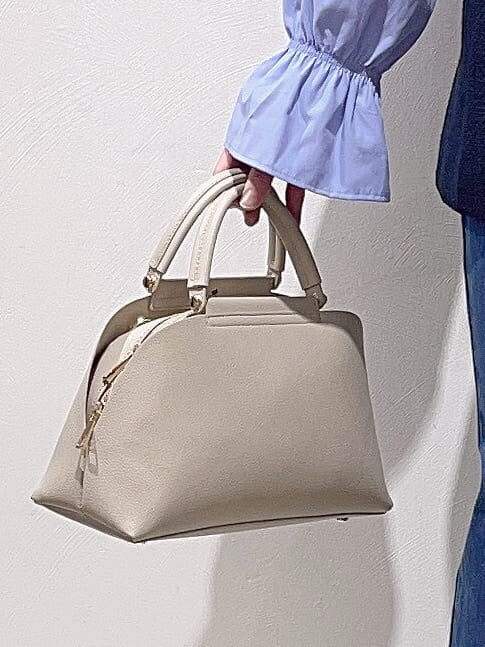 ブルー系のベスト、ブルー系のシャツ/ブラウス、ブルー系のデニムパンツを着用したレディースの冬コーディネートの10枚目の写真