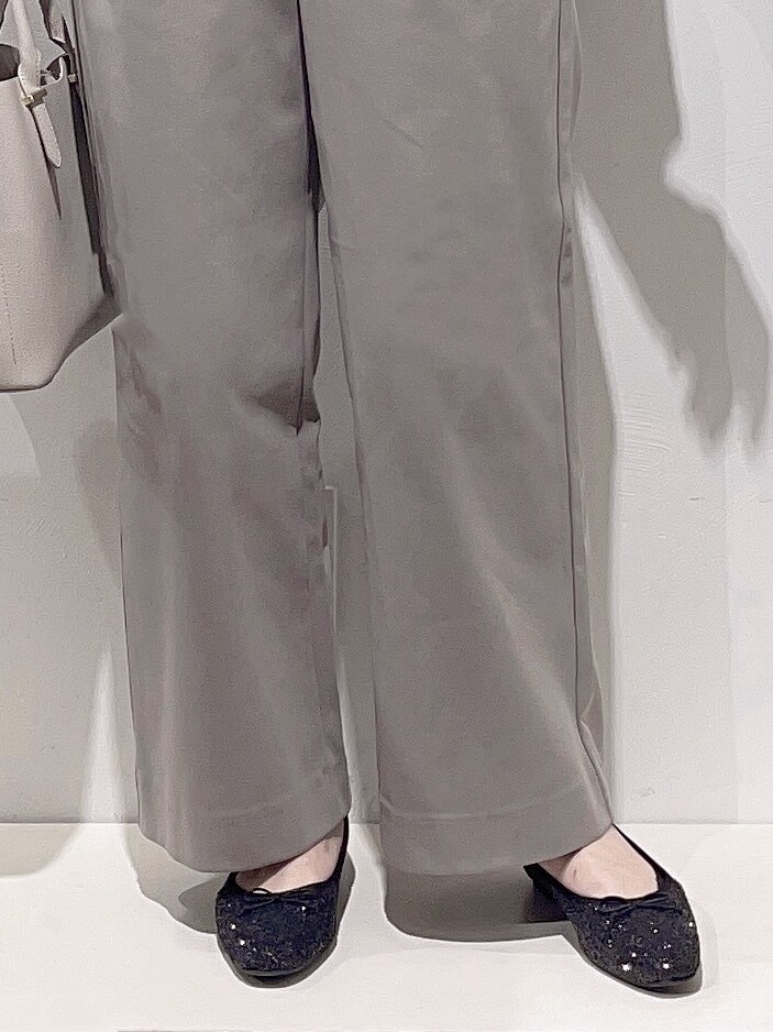 ブルー系のカーディガン/ボレロ、グレー系のその他パンツ、グレー系のトートバッグを着用したレディースの春コーディネートの5枚目の写真