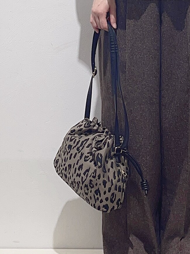 ホワイト系のシャツ/ブラウス、ブラウン系のその他パンツ、ブラウン系のショルダーバッグを着用したレディースの秋コーディネートの6枚目の写真