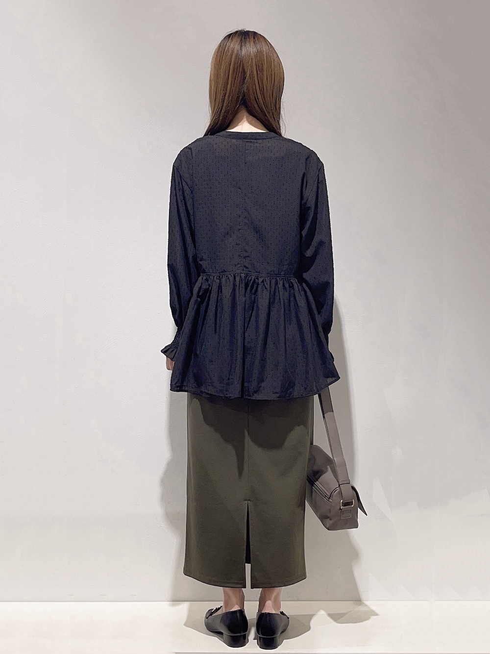 ブラック系のシャツ/ブラウス、ブラック系のTシャツ/カットソー、ブラウン系のショルダーバッグを着用したレディースの秋コーディネートの3枚目の写真
