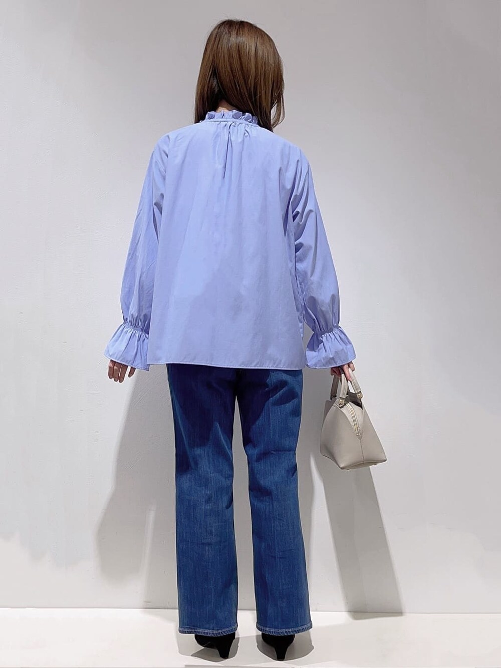 ブルー系のベスト、ブルー系のシャツ/ブラウス、ブルー系のデニムパンツを着用したレディースの冬コーディネートの8枚目の写真