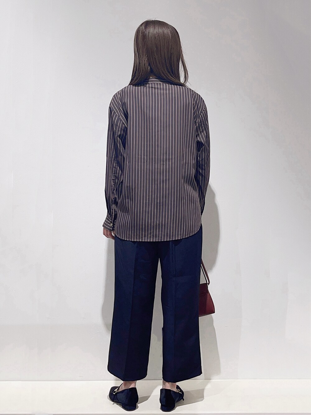 ブルー系のシャツ/ブラウス、ホワイト系のTシャツ/カットソー、ブラック系のその他パンツを着用したレディースの秋コーディネートの3枚目の写真