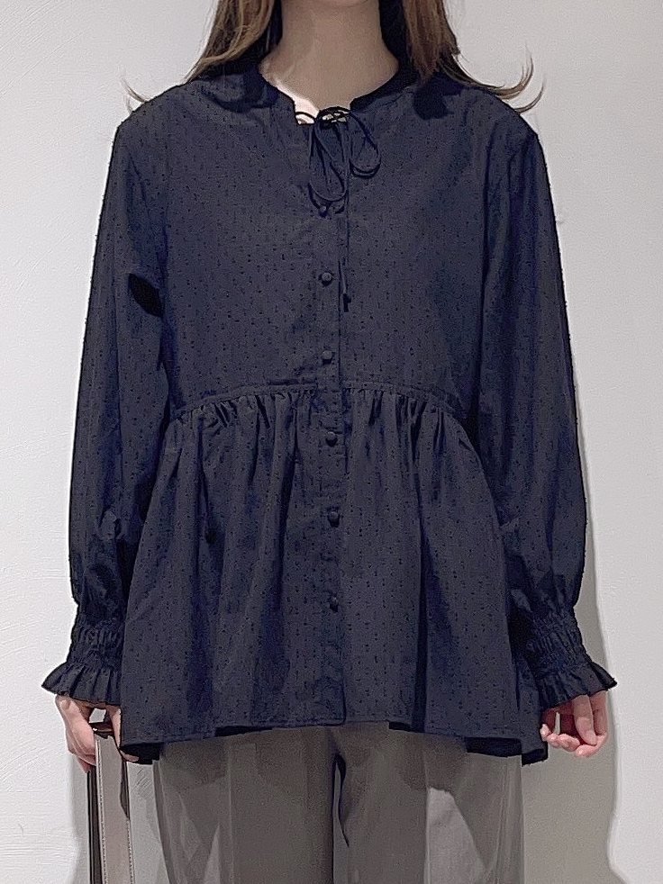 ブラック系のシャツ/ブラウス、ブラック系のTシャツ/カットソー、グレー系のその他パンツを着用したレディースの夏コーディネートの4枚目の写真