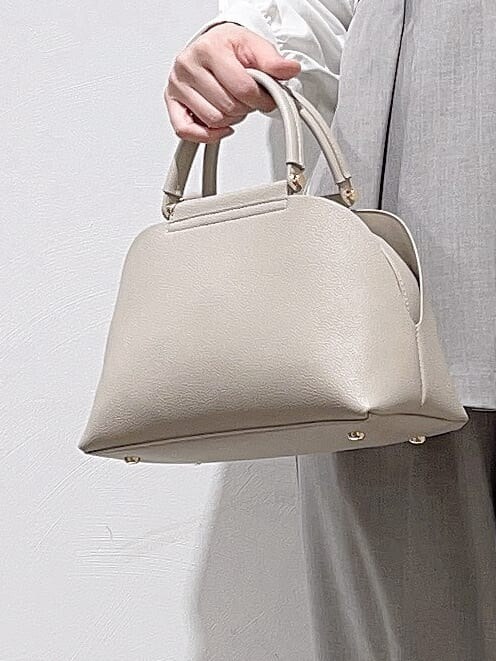 グレー系のシャツ/ブラウス、グレー系のその他パンツ、グレー系のハンドバッグを着用したレディースの冬コーディネートの6枚目の写真