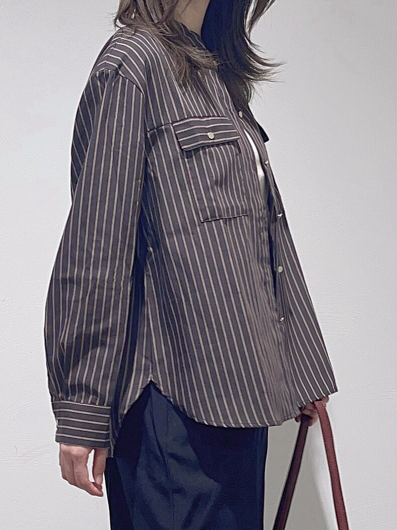 ブルー系のシャツ/ブラウス、ホワイト系のTシャツ/カットソー、ブラック系のその他パンツを着用したレディースの秋コーディネートの5枚目の写真