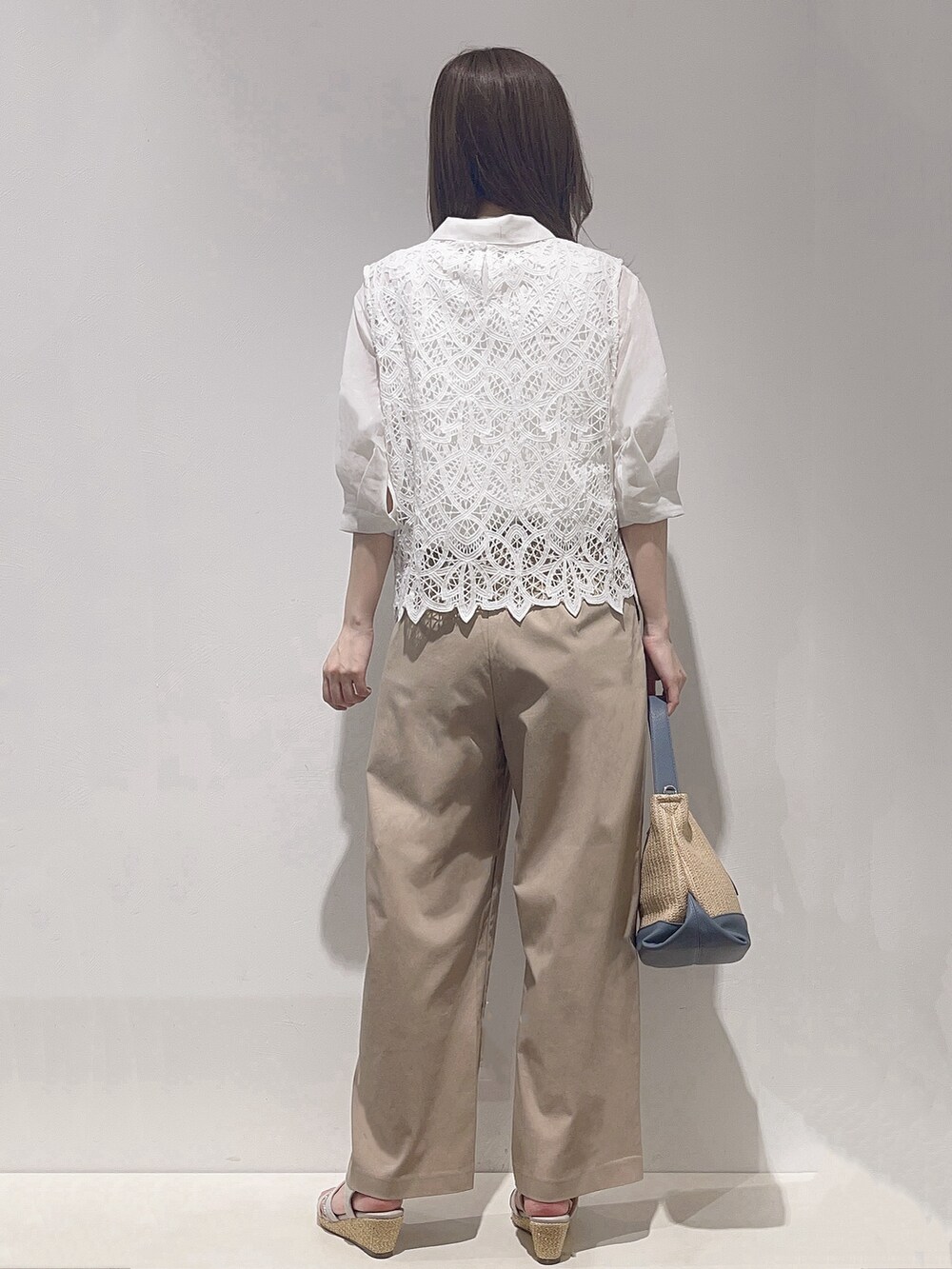 ホワイト系のシャツ/ブラウス、ベージュ系のその他パンツ、ブルー系のショルダーバッグを着用したレディースの春コーディネートの3枚目の写真