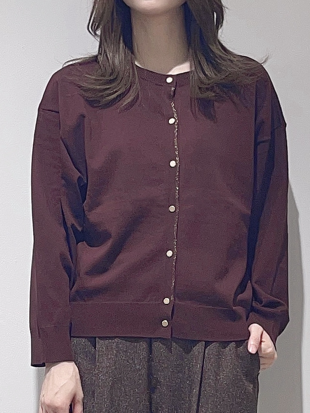 ブラウン系のカーディガン/ボレロ、ブラウン系のその他パンツ、ブラウン系のショルダーバッグを着用したレディースの秋コーディネートの4枚目の写真
