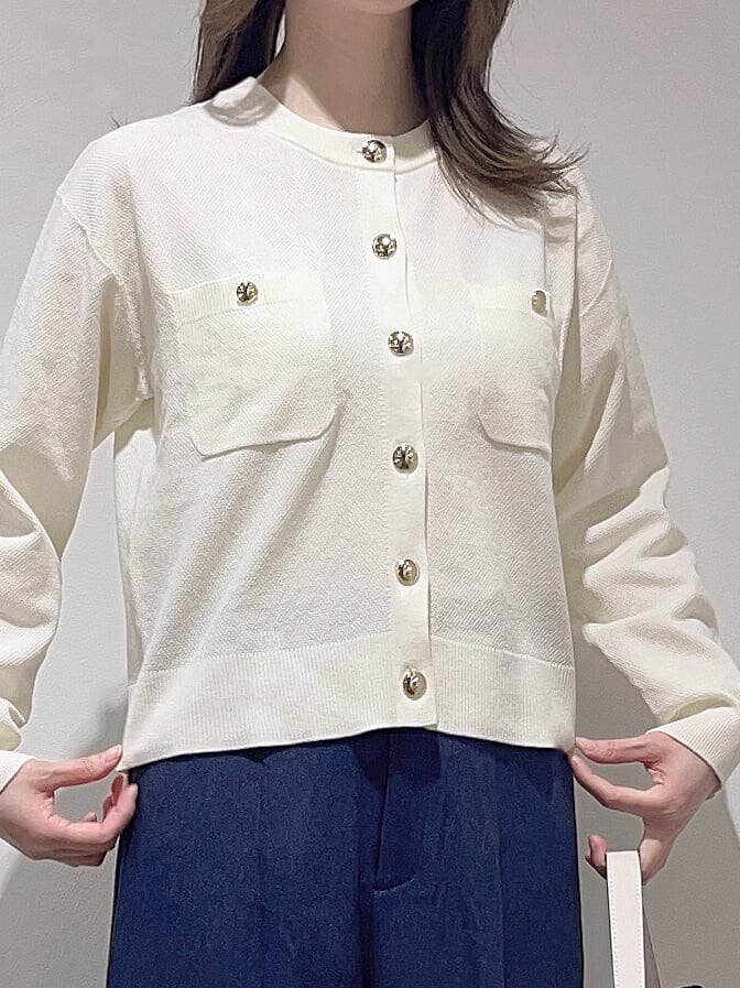 ホワイト系のカーディガン/ボレロ、ブルー系のその他パンツ、グレー系のハンドバッグを着用したレディースの春コーディネートの4枚目の写真