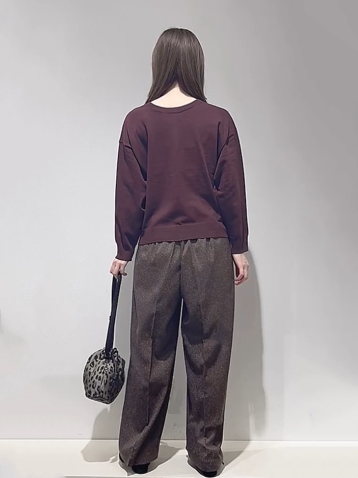 ブラウン系のカーディガン/ボレロ、ブラウン系のその他パンツ、ブラウン系のショルダーバッグを着用したレディースの秋コーディネートの3枚目の写真