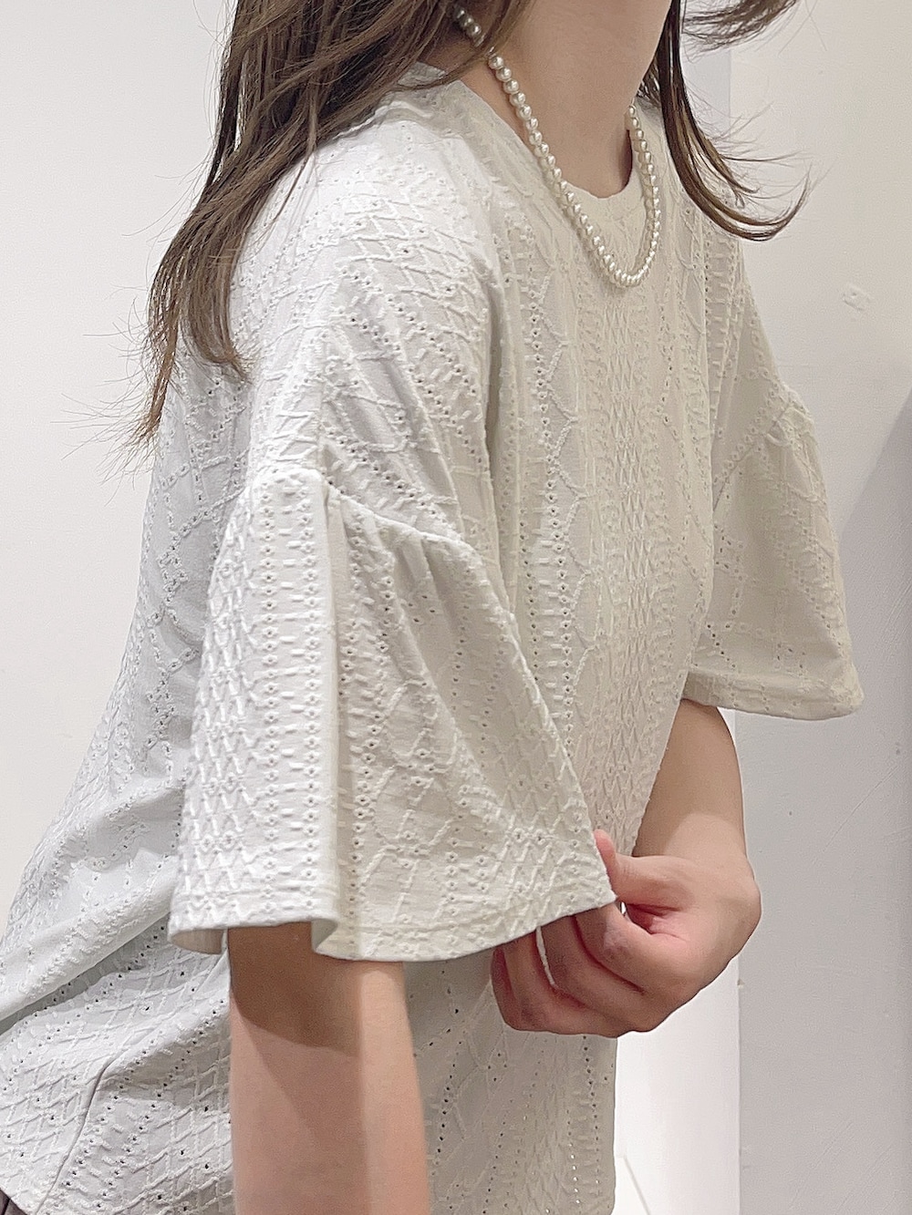 ホワイト系のTシャツ/カットソー、ブラウン系のスカート、シルバー系のネックレスを着用したレディースの夏コーディネートの4枚目の写真