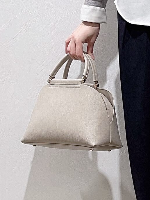 ブルー系のテーラードジャケット、グレー系のニット/セーター、ホワイト系のシャツ/ブラウスを着用したレディースの冬コーディネートの10枚目の写真