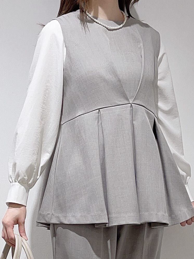 グレー系のシャツ/ブラウス、グレー系のその他パンツ、グレー系のハンドバッグを着用したレディースの冬コーディネートの4枚目の写真