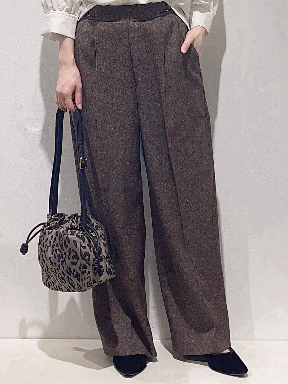 ホワイト系のシャツ/ブラウス、ブラウン系のその他パンツ、ブラウン系のショルダーバッグを着用したレディースの秋コーディネートの5枚目の写真