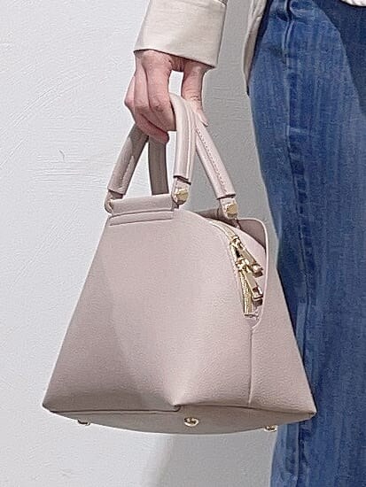 ベージュ系のシャツ/ブラウス、ホワイト系のタンクトップ、ブルー系のデニムパンツを着用したレディースの春コーディネートの7枚目の写真