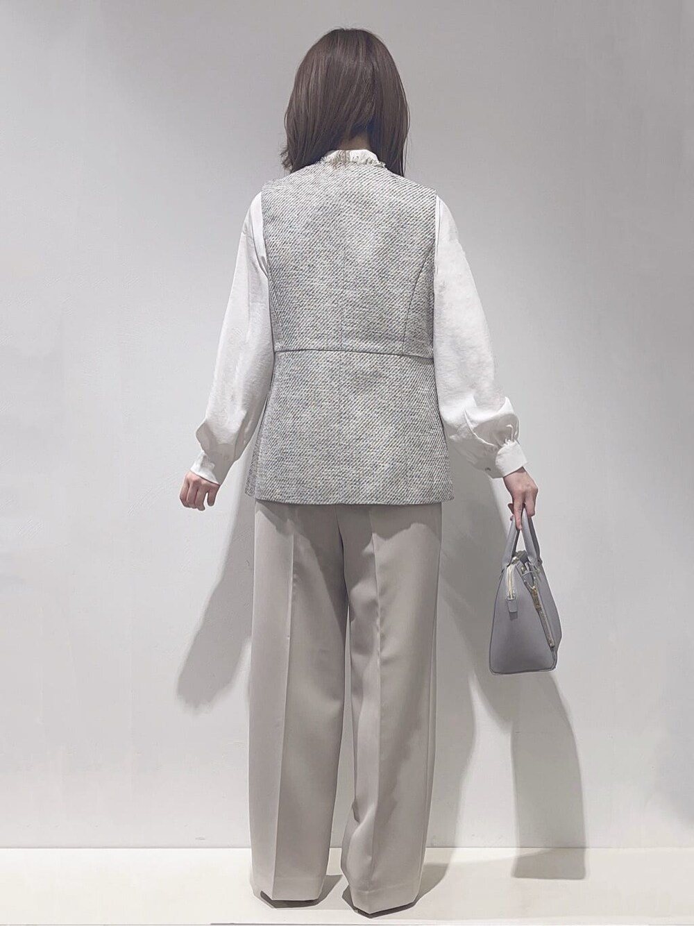 ホワイト系のシャツ/ブラウス、ベージュ系のその他パンツ、ブルー系のトートバッグを着用したレディースの冬コーディネートの3枚目の写真