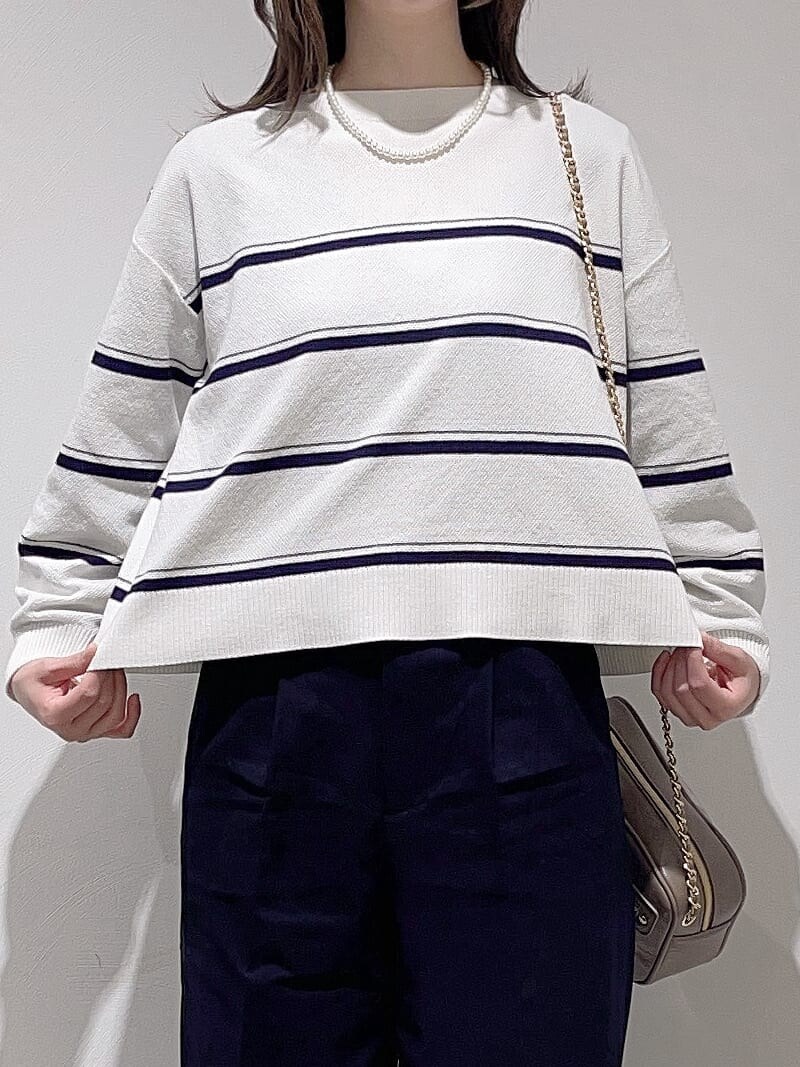 ホワイト系のニット/セーター、ブラック系のその他パンツ、グレー系のショルダーバッグを着用したレディースの春コーディネートの6枚目の写真
