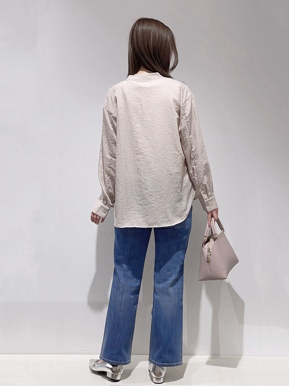 ベージュ系のシャツ/ブラウス、ホワイト系のタンクトップ、ブルー系のデニムパンツを着用したレディースの春コーディネートの3枚目の写真