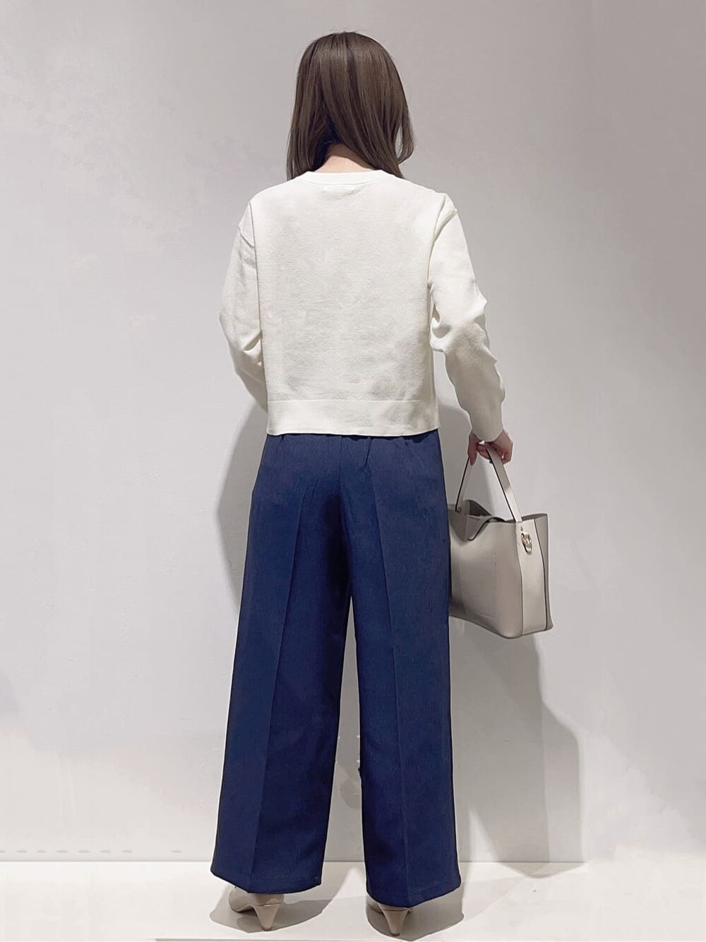 ホワイト系のカーディガン/ボレロ、ブルー系のその他パンツ、グレー系のハンドバッグを着用したレディースの春コーディネートの3枚目の写真