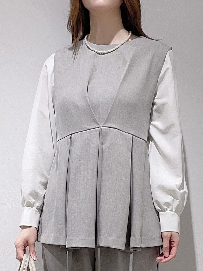 グレー系のシャツ/ブラウス、グレー系のその他パンツ、グレー系のハンドバッグを着用したレディースの冬コーディネートの5枚目の写真