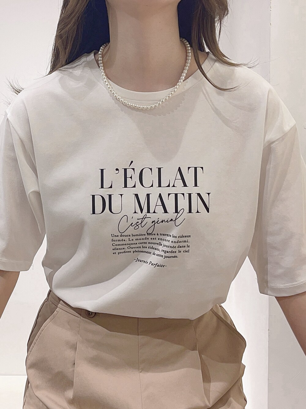 ブラック系のブルゾン、ホワイト系のTシャツ/カットソー、ベージュ系のその他パンツを着用したレディースの春コーディネートの8枚目の写真