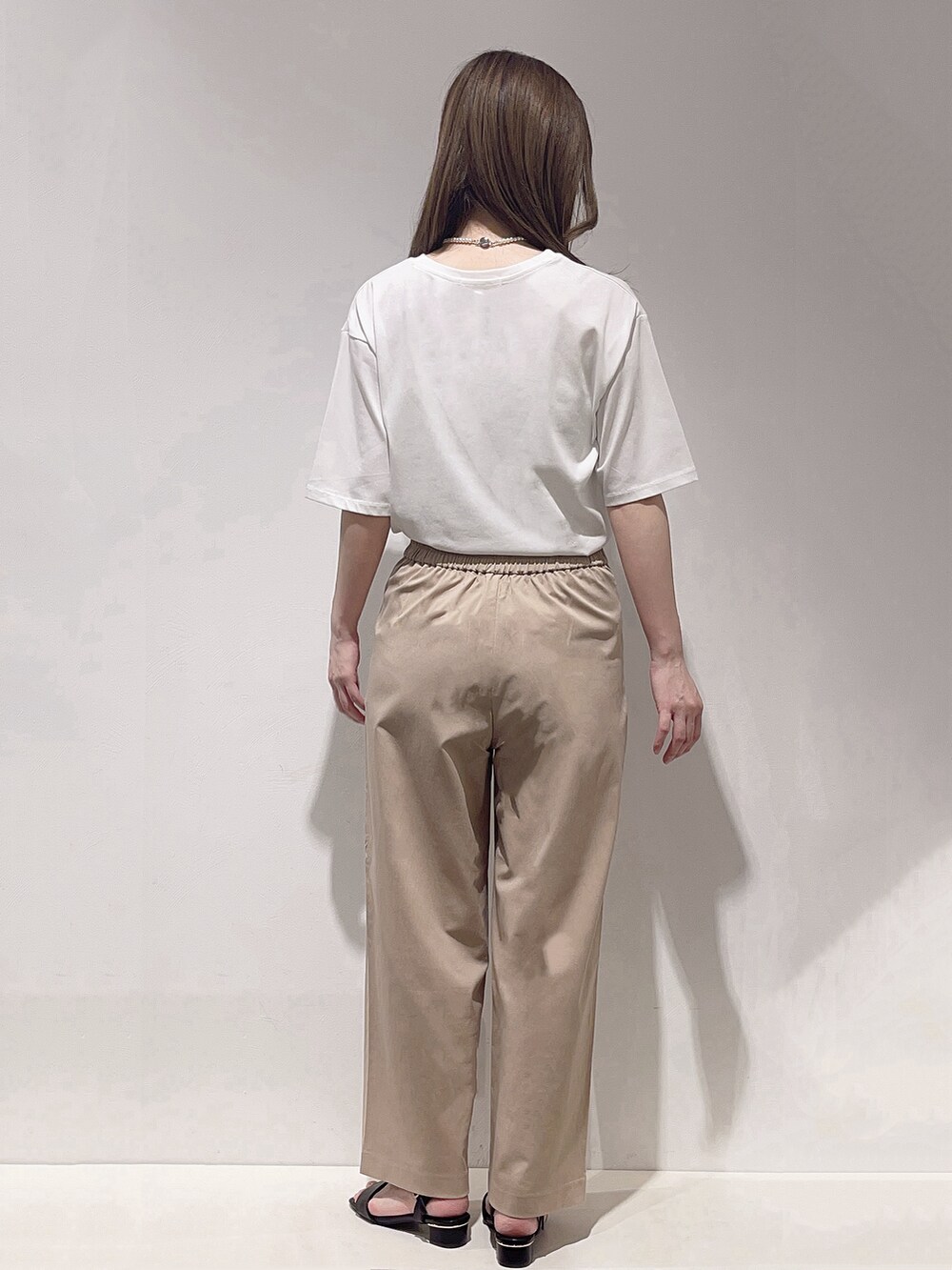 ホワイト系のトートバッグ、ホワイト系のTシャツ/カットソー、ベージュ系のその他パンツを着用したレディースの春コーディネートの6枚目の写真