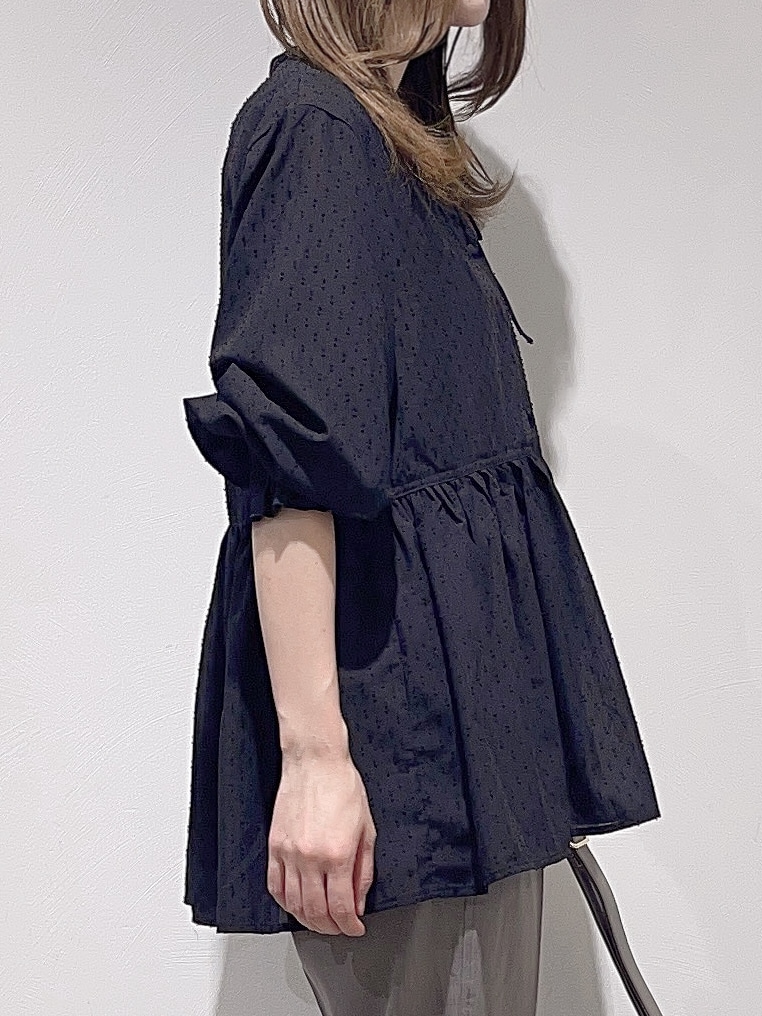 ブラック系のシャツ/ブラウス、ブラック系のTシャツ/カットソー、グレー系のその他パンツを着用したレディースの夏コーディネートの5枚目の写真