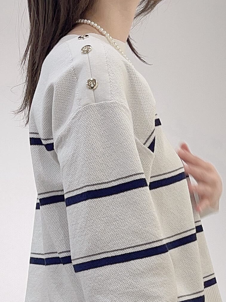 ホワイト系のニット/セーター、ブラック系のその他パンツ、グレー系のショルダーバッグを着用したレディースの春コーディネートの4枚目の写真