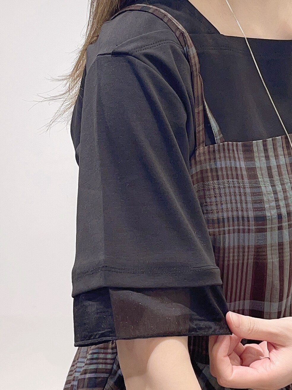 ブラウン系のワンピース、ブラック系のTシャツ/カットソー、ブラック系のトートバッグを着用したレディースの春コーディネートの8枚目の写真