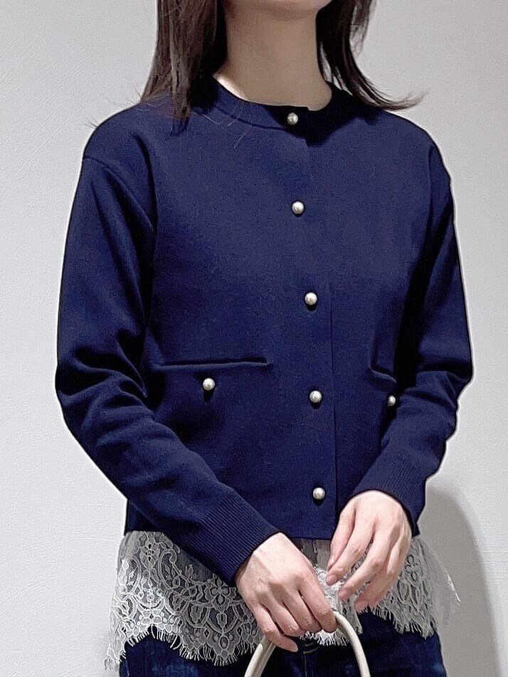 ベージュ系のブルゾン、ブルー系のカーディガン/ボレロ、ホワイト系のTシャツ/カットソーを着用したレディースの春コーディネートの8枚目の写真
