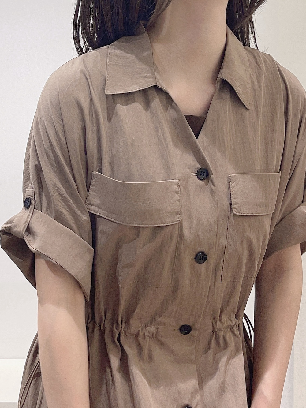 ベージュ系のワンピース、ブラウン系のTシャツ/カットソー、ベージュ系のショルダーバッグを着用したレディースの秋コーディネートの5枚目の写真