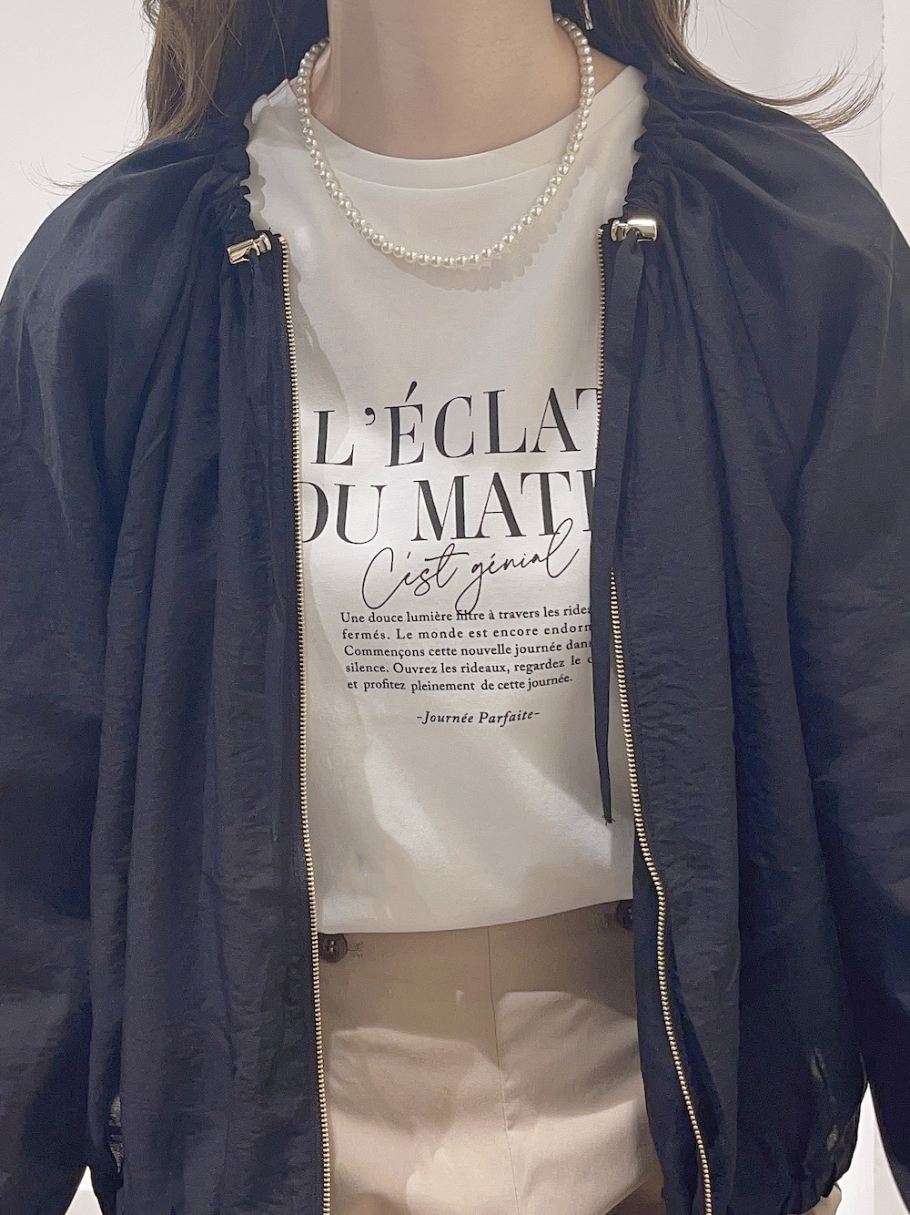 ホワイト系のトートバッグ、ホワイト系のTシャツ/カットソー、ベージュ系のその他パンツを着用したレディースの春コーディネートの9枚目の写真