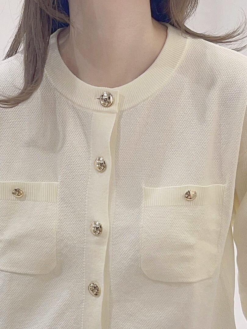 ホワイト系のカーディガン/ボレロ、ブルー系のその他パンツ、グレー系のハンドバッグを着用したレディースの春コーディネートの5枚目の写真