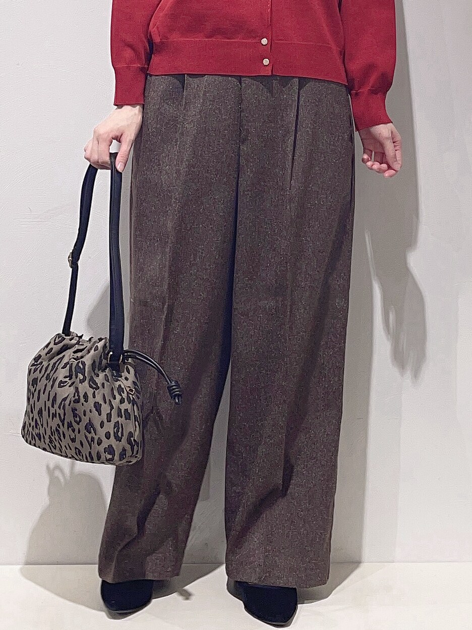 レッド系のカーディガン/ボレロ、ブラウン系のその他パンツ、ブラウン系のショルダーバッグを着用したレディースの秋コーディネートの5枚目の写真