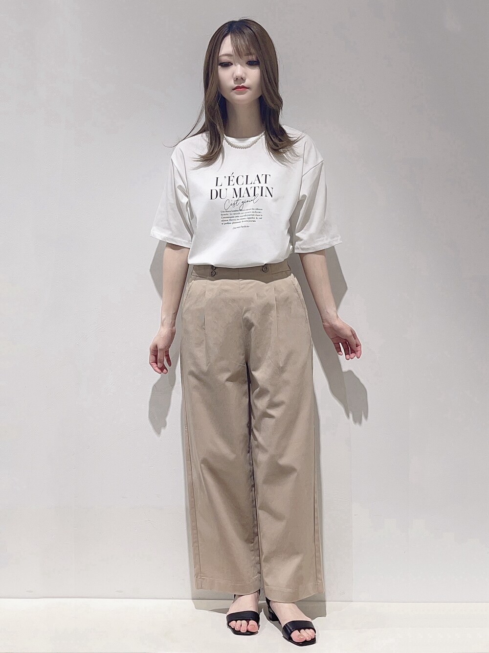 ホワイト系のトートバッグ、ホワイト系のTシャツ/カットソー、ベージュ系のその他パンツを着用したレディースの春コーディネートの4枚目の写真