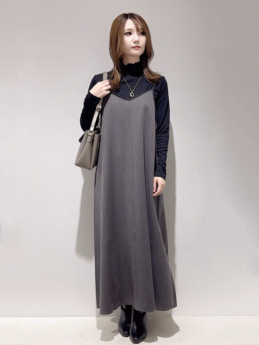 ブラック系のブルゾン、グレー系のワンピース、ブラック系のTシャツ/カットソーを着用したレディースの秋コーディネートの4枚目の写真
