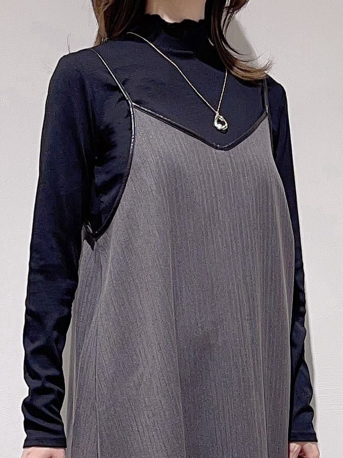 ブラック系のブルゾン、グレー系のワンピース、ブラック系のTシャツ/カットソーを着用したレディースの秋コーディネートの7枚目の写真