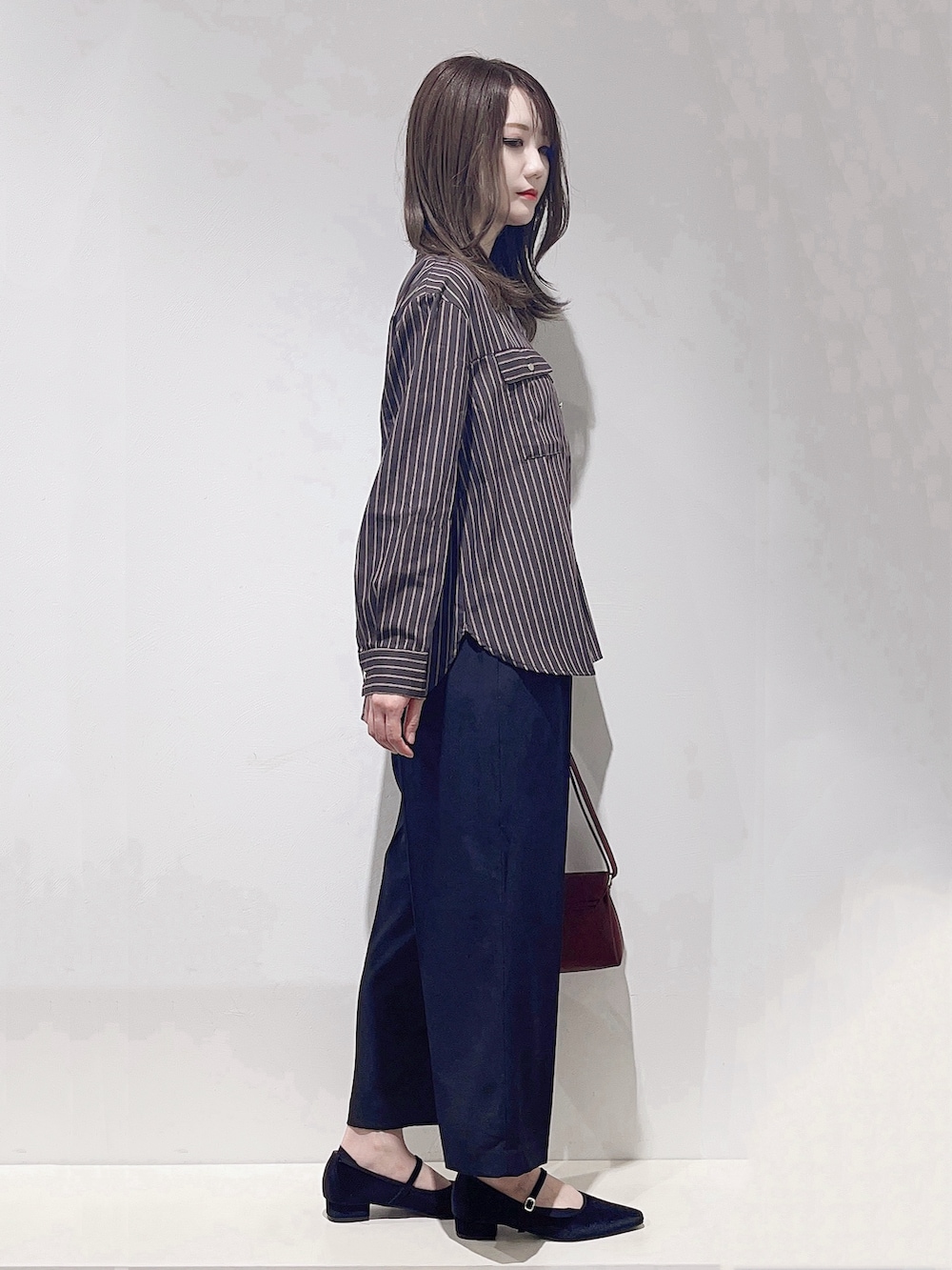 ブルー系のシャツ/ブラウス、ホワイト系のTシャツ/カットソー、ブラック系のその他パンツを着用したレディースの秋コーディネートの2枚目の写真
