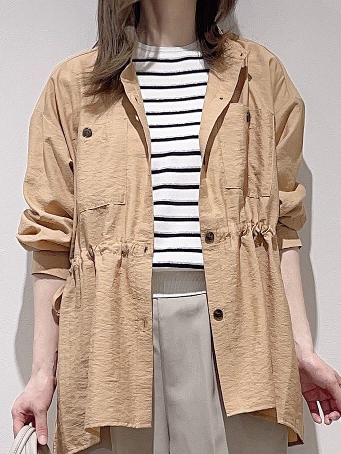 イエロー系のシャツ/ブラウス、ホワイト系のニット/セーター、ベージュ系のセットアップを着用したレディースの春コーディネートの5枚目の写真