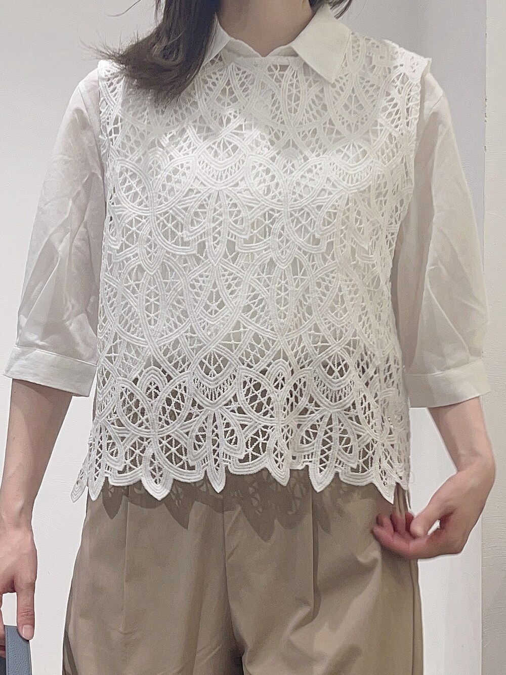 ホワイト系のシャツ/ブラウス、ベージュ系のその他パンツ、ブルー系のショルダーバッグを着用したレディースの春コーディネートの4枚目の写真